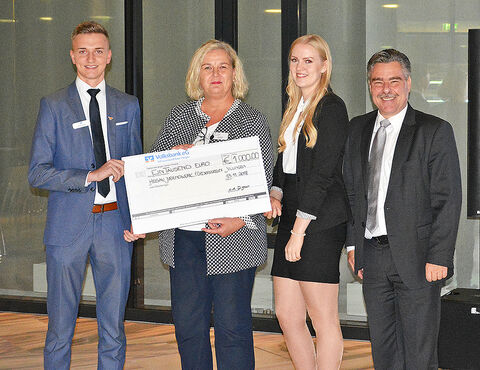 Die Spendenübergabe (v.l.n.r.): Jannik Digeser (Volksbank), Ina Rathje (HJW Gailingen), Ann-Kathrin Edbauer und Ralf Schmitt (beide Volksbank)